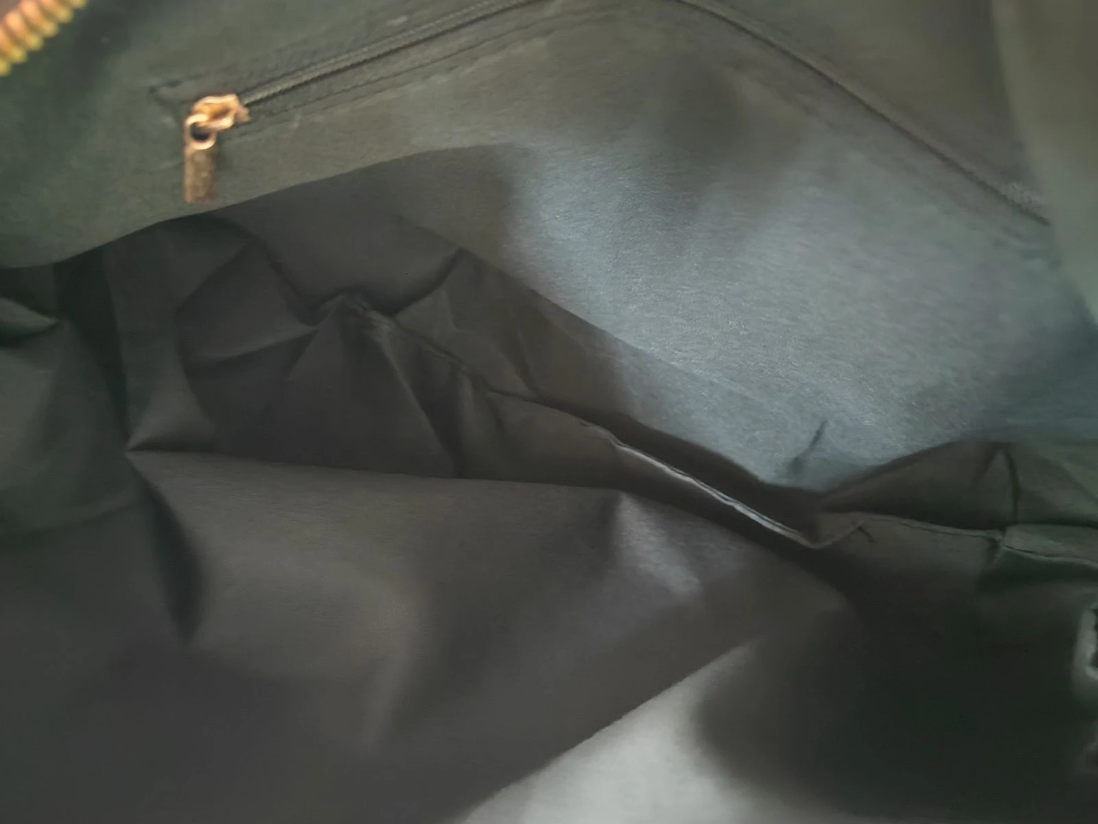 Bolso de cuero sintético marrón con bandolera ajustable y detalle de cereza – photo 5